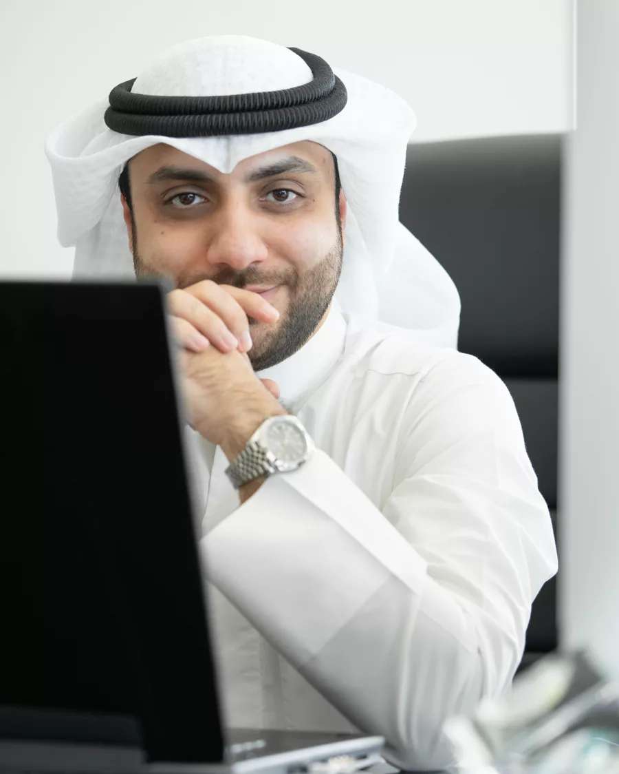 عبدالله بنيان في مكتبه أثناء العمل