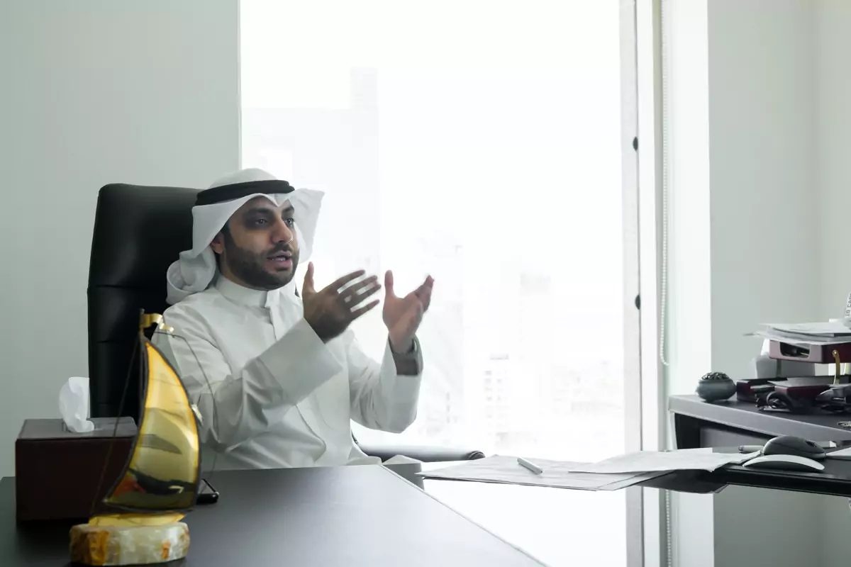 عبدالله بنيان في أثناء نقاش عمل على مكتبه